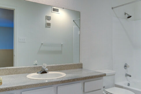 madison-apartments-houston-tx-bathroom